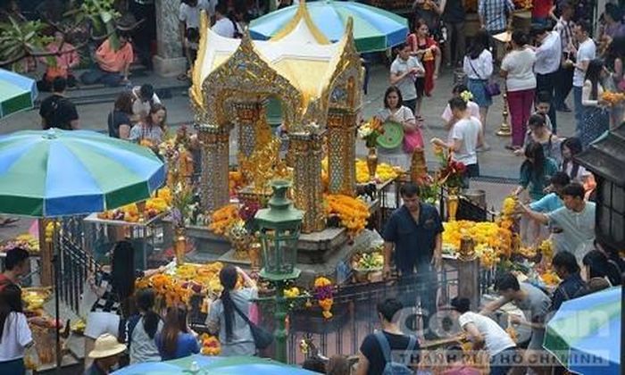 Toàn cảnh đền Erawan - nơi xảy ra vụ tấn công từ trên bến tàu điện nhìn xuống - Ảnh: Anh Duy