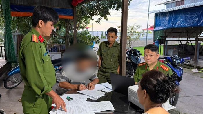  Cơ quan chức năng lập biên bản vụ việc, yêu cầu chủ cơ sở chấm dứt hoạt động giết mổ trái phép và cam kết không tái phạm. Ảnh: CAĐT 
