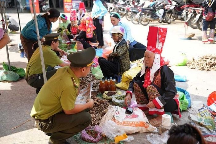Cán bộ Kiểm lâm thực hiện tuyên truyền đến đồng bào dân tộc thiểu số các quy định pháp luật về Bảo vệ Động vật hoang dã và Bảo tồn đa dạng sinh học. Ảnh:Cổng thông tin điện tử Quảng Ninh