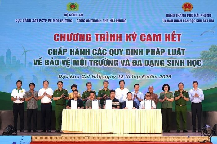 Đại diện 5 hộ kinh doanh tiêu biểu thay mặt hơn 300 hộ khai thác thủy sản trên địa bàn đã ký cam kết chung tay bảo vệ nguồn lợi thủy sản, bảo vệ môi trường, bảo vệ đa dạng sinh học.