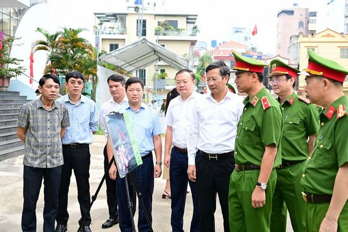 Phó Chủ tịch Thường trực UBND thành phố, ông Lê Anh Quân cùng các đại biểu tham quan khu vực triển lãm tranh về đa dạng sinh học.