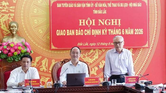 Ông Nguyễn Văn Phú Chủ tịch Hội Nhà báo tỉnh phát biểu tại hội nghị. 