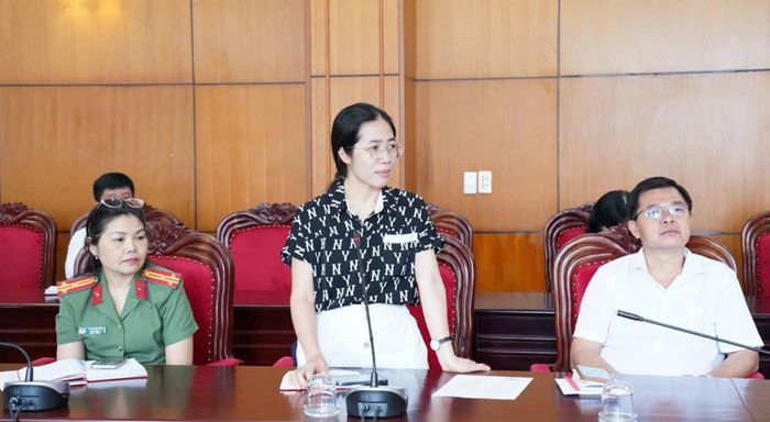  Bà Đàm Thị Thuần Phó Giám đốc Báo và Phát thanh, Truyền hình Đắk Lắk phát biểu thảo luận tại hội nghị.