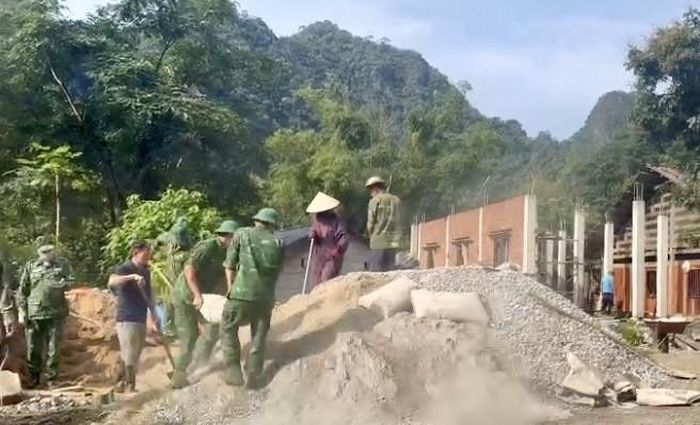  Cán bộ, chiến sỹ Đồn Biên phòng Cửa khẩu Lý Vạn giúp dân vận chuyển vật liệu xây dựng trong quá trình thi công xây dựng mới nhà ở. 
