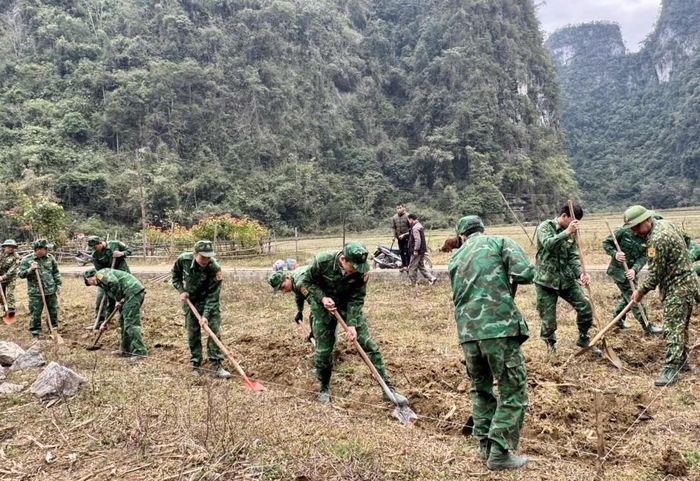  Cán bộ, chiến sỹ Đồn Biên phòng Cửa khẩu Lý Vạn giúp hộ dân có hoàn cảnh khó khăn trên địa bàn đào móng, san nền xây mới nhà ở theo chương trình xóa nhà tạm, nhà dột nát. 