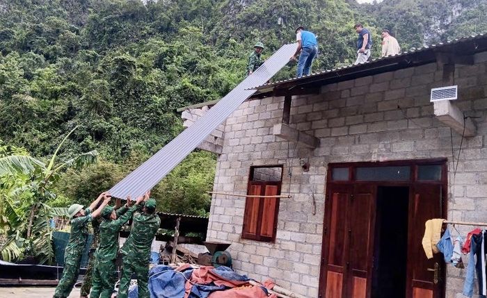  Đồng hành, giúp đỡ nhân dân xóa nhà tạm, nhà dột nát không chỉ là nhiệm vụ, còn là tình cảm, trách nhiệm của cán bộ, chiến sỹ Đồn Biên phòng Cửa khẩu Lý Vạn đối với đồng bào biên giới. 