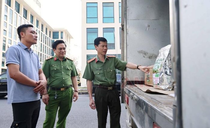  Đại tá Nguyễn Thanh Bình (thứ hai từ trái sang), Phó Giám đốc Công an TP Cần Thơ trực tiếp chỉ đạo công tác điều tra, xử lý vụ án sản xuất, buôn bán phân bón giả. Ảnh: CACT 