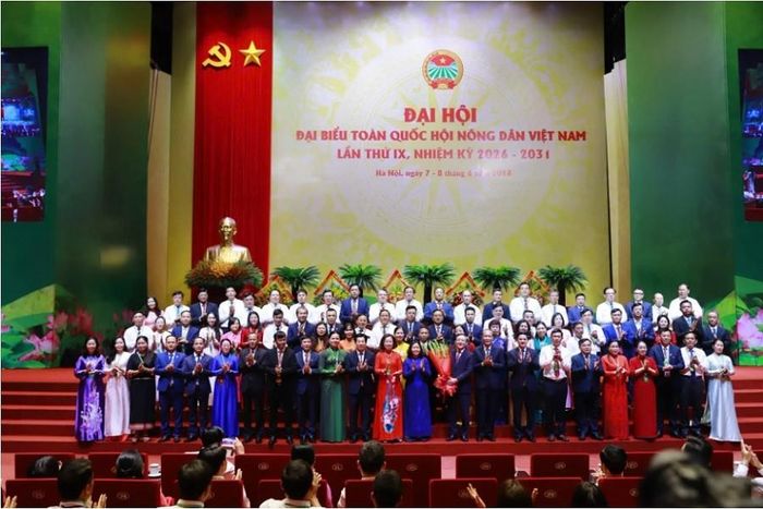  Đồng chí Bùi Thị Minh Hoài - Ủy viên Bộ Chính trị, Bí thư Trung ương Đảng, Bí thư Đảng ủy MTTQ, các Đoàn thể Trung ương, Chủ tịch Ủy ban Trung ương MTTQ Việt Nam tặng hoa ra mắt Ban Chấp hành Trung ương Hội Nông dân Việt Nam IX, nhiệm kỳ 2026 – 2031. Ảnh: Phạm Hưng. 