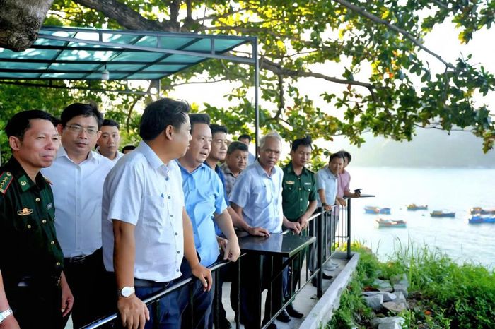  Đoàn công tác của tỉnh khảo sát công tác quản lý nuôi trồng thủy sản tại Vũng Rô. 
