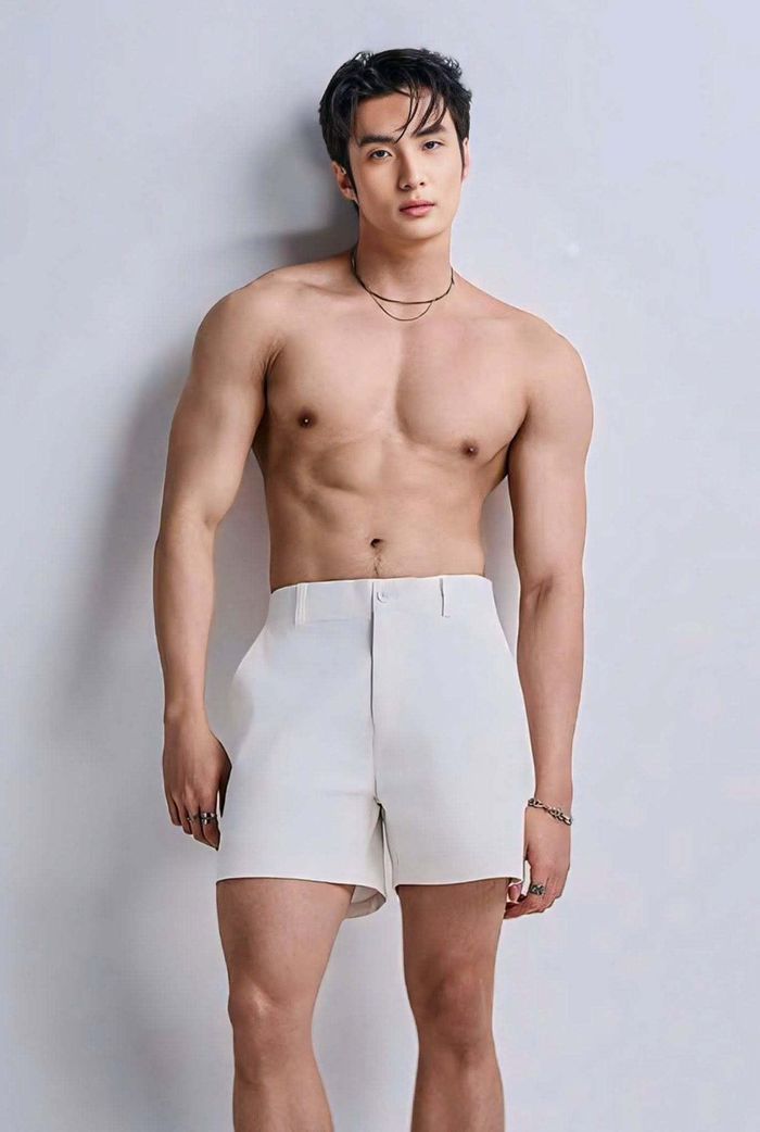 Chỉ còn 1 tháng chuẩn bị trước khi lên đường dự thi tại Ba Lan, Nguyễn Hàn Việt đang nỗ lực hết mình để cải thiện các kỹ năng như trình diễn, catwalk, ngoại ngữ và thể hình.