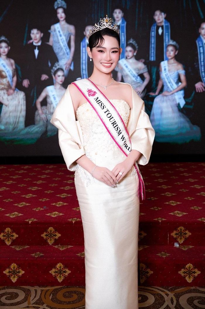 Bên cạnh đó, Á hậu Lam Phương cũng được lựa chọn trở thành đại diện Việt Nam tại Miss Tourism World 2026 (Hoa hậu Du lịch Thế giới 2026). Người đẹp sở hữu chiều cao 1m72, cân nặng 55 kg cùng số đo 3 vòng 86-63-93.
