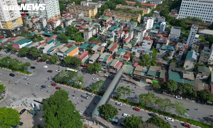 Ghi nhận của PV Báo Điện tử VTC News, dù sở hữu vị trí mặt tiền trên tuyến đường có giá trị thương mại cao, hiện trạng khu đất vẫn chủ yếu là các công trình tạm phục vụ hoạt động kinh doanh.
