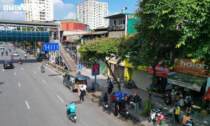 Khu vực này cũng là điểm có mật độ phương tiện lớn, thường xuyên xảy ra ùn ứ giao thông vào các khung giờ cao điểm. Nhiều hàng quán hoạt động sát mặt đường, trong đó có những cơ sở kinh doanh ăn uống quy mô lớn nằm gần khu vực cầu vượt dành cho người đi bộ.