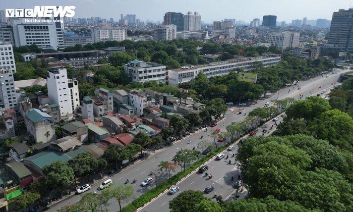 Ban Quản lý dự án đầu tư - hạ tầng phường Bạch Mai đang phối hợp với chủ đầu tư tiếp tục rà soát hồ sơ pháp lý, đồng thời kiểm tra, đối chiếu hiện trạng sử dụng đất của 110 hộ gia đình, cá nhân nằm trong diện thu hồi đất. Trên cơ sở đó, các đơn vị liên quan sẽ thực hiện công tác quy chủ, quy thửa, tham mưu UBND phường ban hành các thông báo thu hồi đất và triển khai những bước tiếp theo nhằm sớm đưa dự án bãi đỗ xe tĩnh dọc phía Nam đường Đại Cồ Việt vào thực hiện.