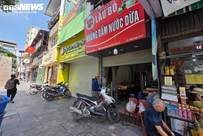 Dọc mặt đường Đại Cồ Việt hiện tồn tại nhiều nhà cấp 4, ki-ốt và cửa hàng nhỏ lẻ. Các công trình được tận dụng làm quán ăn, cửa hàng tạp hóa hoặc cơ sở kinh doanh dịch vụ, tạo nên một dãy phố buôn bán sôi động.