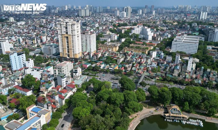 Theo quy hoạch, dự án do Công ty TNHH Thương mại và Dịch vụ khách sạn Tân Hoàng Minh làm chủ đầu tư. Công trình được xây dựng trên khu đất rộng 6.844 m², gồm một tầng nổi phục vụ cảnh quan, sân vườn và các hạng mục giao thông đứng, cùng ba tầng hầm bên dưới.