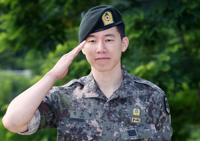 Kim Moo Yeol từng lao đao vì scandal trốn nghĩa vụ quân sự.