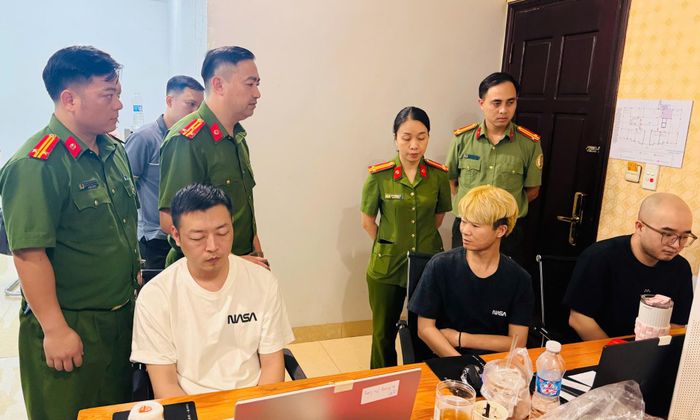 Đầu tháng 6/2026, Công an tỉnh Lào Cai phát hiện nhóm người Trung Quốc nhập cảnh từ Campuchia vào Việt Nam qua cửa khẩu Mộc Bài, Tây Ninh và đến địa bàn Lào Cai, thuê số lượng phòng lớn tại khách sạn Sông Hồng View, tại đường Duyên Hải, phường Lào Cai để cư trú.