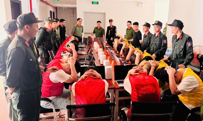 Công an tỉnh Lào Cai vừa chỉ đạo các phòng nghiệp vụ đột nhập kiểm tra khách sạn Sông Hồng View (tại phường Lào Cai), kịp thời ngăn chặn, bắt giữ 19 người Trung Quốc đang sử dụng mạng xã hội thực hiện hành vi Lừa đảo chiếm đoạt tài sản.