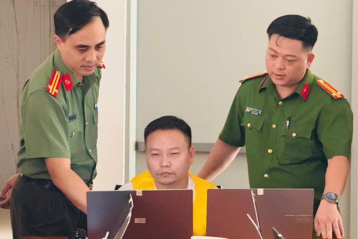 Đến ngày 10/6, phát hiện nhóm này triển khai lắp đặt các thiết bị điện tử như máy tính (được cài đặt sẵn các ứng dụng mạng xã hội Trung Quốc như Teleglam, 69yue… để hoạt động lừa đảo thông qua việc mạo danh các app cho vay tiền của Trung Quốc), thiết bị thu phát sóng 5G… tại khách sạn, chuẩn bị thực hiện hành vi “Lừa đảo chiến đoạt tài sản ”. Mục tiêu của nhóm này là tìm kiếm các “con mồi” là công dân Trung Quốc có nhu cầu muốn vay tiền, sau đó đóng giả là nhân viên của các app cho vay, hướng dẫn người vay làm các thủ tục để vay tiền, sau đó lừa đảo chiếm đoạt tài sản của bị hại.
