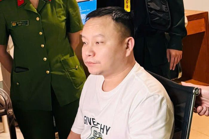 Nhóm trên gồm 19 người có dấu hiệu từng tham gia hoạt động lừa đảo chiếm đoạt tài sản tại địa bàn Campuchia, do Wang Xiang Sheng (Vương Trường Sinh), sinh năm 1981, trú tại tỉnh Phúc Kiến, Trung Quốc cầm đầu. Công an tỉnh Lào Cai chỉ đạo các đơn vị áp dụng các biện pháp nghiệp vụ bí mật tổ chức xác minh. (Trong ảnh, Wang Xiang Sheng, kẻ cầm đầu đường dây lừa đảo chiếm đoạt tài sản)
