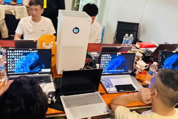 Vật chứng tại hiện trường gồm: 23 bộ máy tính laptop đang được các đối tượng sử dụng để hoạt động Lừa đảo chiếm đoạt tài sản; 26 chiếc điện thoại di động; 8 thiết bị thu, phát sóng 5G; 16 chiếc USB chạy hệ điều hành cùng một số đồ vật, tài liệu liên quan khác.