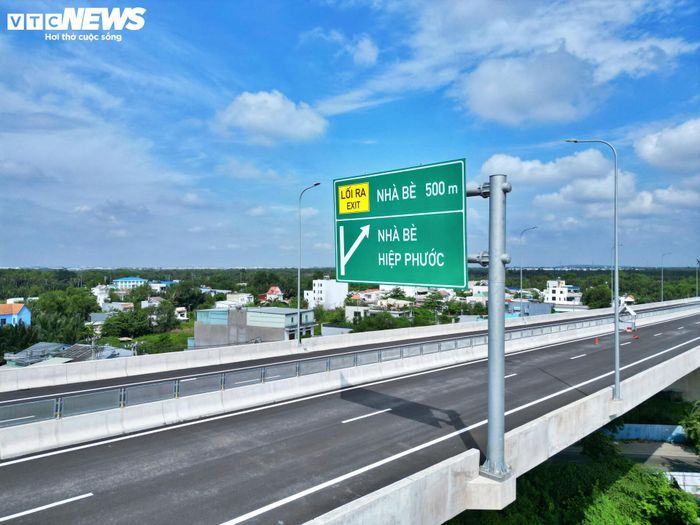 Ghi nhận của PV Báo Điện tử VTC News, cầu Bình Khánh nằm trên địa bàn xã Nhà Bè và xã Cần Giờ (TP.HCM). Đây là một trong hai cây cầu lớn nhất trên tuyến cao tốc Bến Lức - Long Thành.