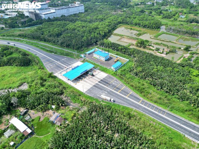 Dự án cao tốc Bến Lức - Long Thành có tổng chiều dài 57,8 km, tổng mức đầu tư 29.586 tỷ đồng, được đầu tư từ bốn nguồn vốn gồm vốn vay ADB, JICA, ngân sách Nhà nước và vốn tự thu xếp của Tổng công ty Đầu tư phát triển đường cao tốc Việt Nam (VEC).