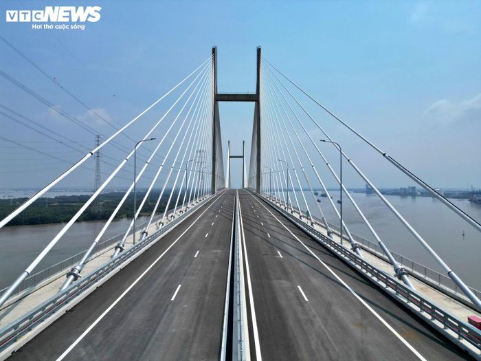 Điểm nhấn của công trình là hai trụ tháp hình chữ H cao 155 m cùng hệ thống dây văng bố trí theo dạng rẻ quạt trên hai mặt phẳng. Với tĩnh không thông thuyền 55 m, cầu bảo đảm điều kiện cho các phương tiện thủy trọng tải lớn lưu thông qua khu vực.