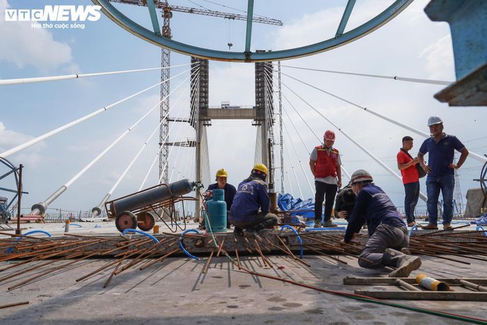 Tuy nhiên, dù hoàn thiện về mặt kỹ thuật, cây cầu vẫn chưa thể đón phương tiện lưu thông. Nguyên nhân là tuyến cao tốc Bến Lức - Long Thành chưa được khép kín, trong đó cầu Phước Khánh - hạng mục nằm phía Cần Giờ - vẫn đang được thi công. Trong hình là cầu Phước Khánh đang tăng tốc về đích.