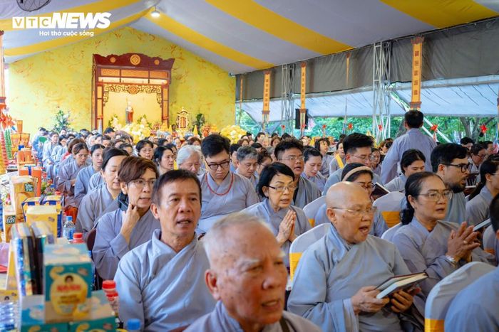 Trong tiếng chuông, tiếng mõ và những thời kinh cầu nguyện, hàng nghìn phật tử thành kính chắp tay hướng về lễ đài.