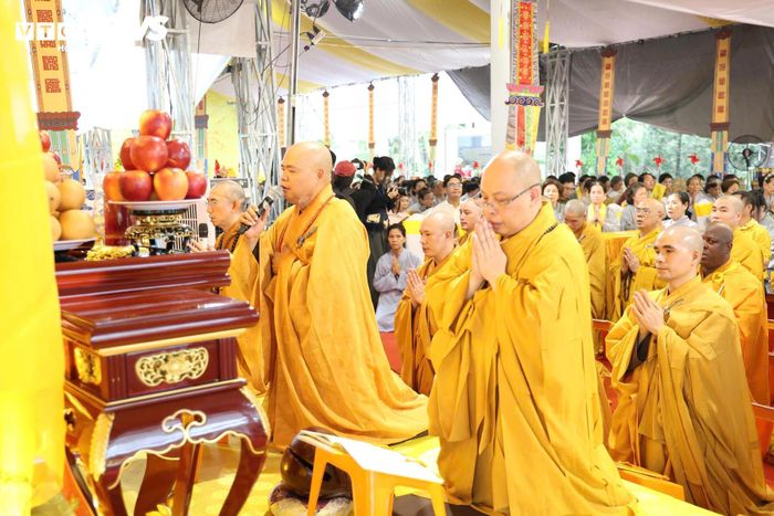 8h30, lễ cầu siêu, tưởng niệm chính thức bắt đầu. Đây là ngày thứ hai trong chương trình lễ, dự kiến sự kiện sẽ kết thúc vào chiều tối nay (14/6).