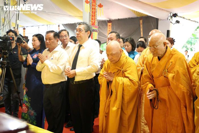 Ngoài lễ trì tụng kinh Địa Tạng, lễ tưởng niệm hành chính diễn ra với sự tham dự của ông Nguyễn Phước Lộc - Phó Bí thư Thành ủy, Chủ tịch Ủy ban MTTQ Việt Nam TP.HCM; Thiếu tướng Trần Chí Tâm - Phó Chính ủy Quân khu 7 cùng đại diện các sở, ngành, đoàn thể và GHPG Việt Nam.
