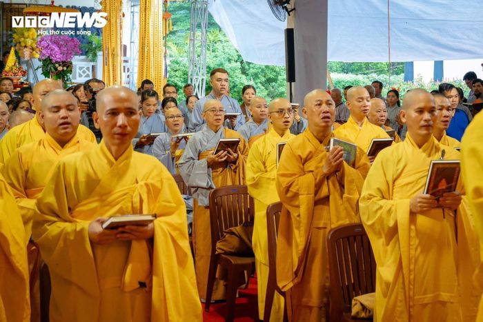 Các chức sắc phật giáo cùng thực hiện nghi lễ tụng kinh Địa Tạng.