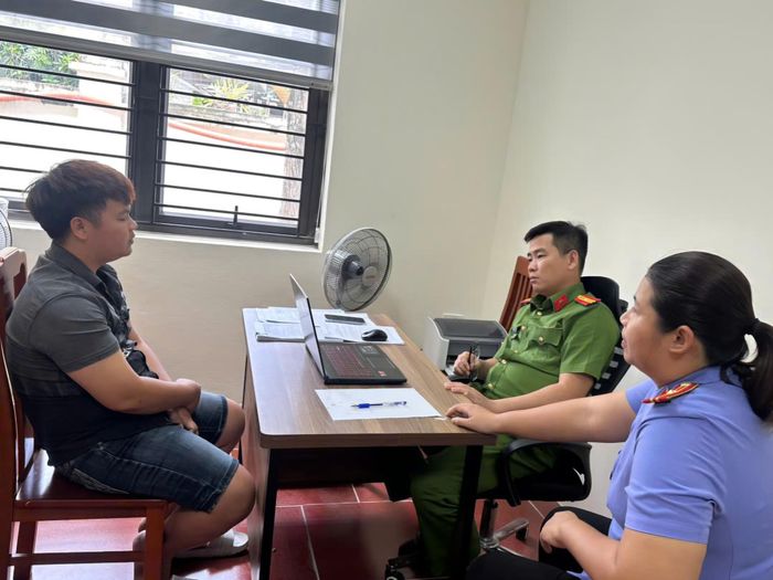 Cán bộ Công an phường Hạc Thành cùng đại diện viện kiểm sát đang thực hiện điều tra làm rõ toàn bộ hành vi vi phạm của Lê Duy Lâm. (Ảnh: Công an tỉnh Thanh Hóa)