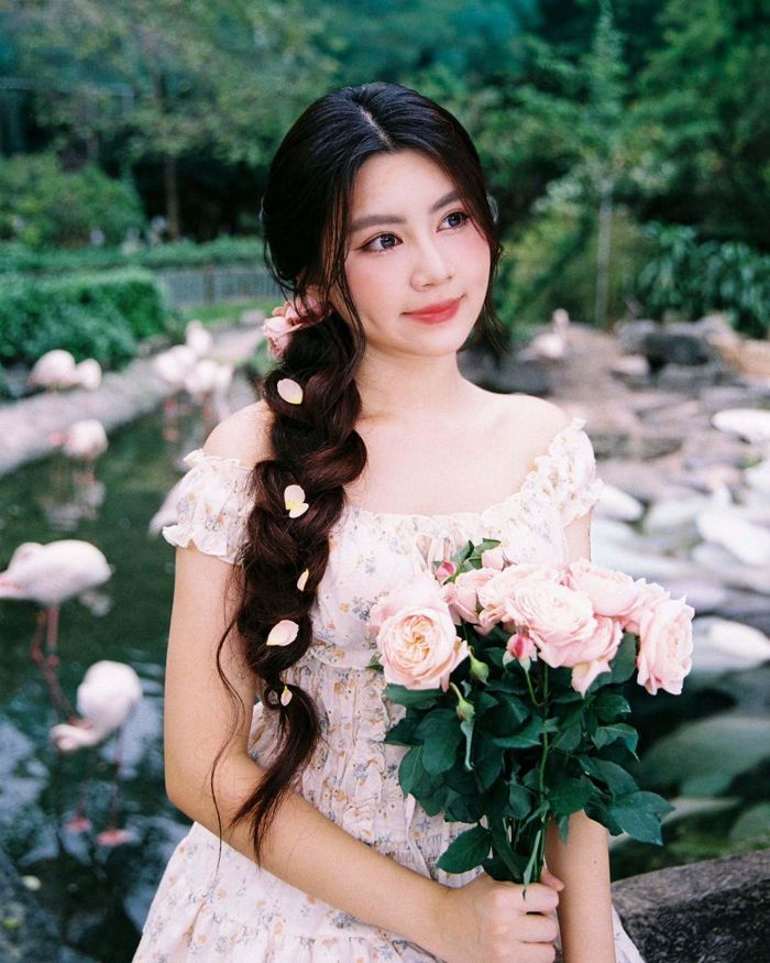 Mỗi lần xuất hiện cùng gia đình, con gái út Quyền Linh đều nhận được sự chú ý từ công chúng.