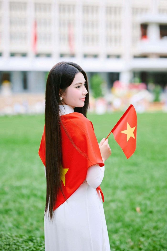 Có lẽ cũng nhờ cách giáo dục ấy mà dù sinh ra trong gia đình nổi tiếng, Hạt Dẻ vẫn giữ được sự giản dị, tự nhiên