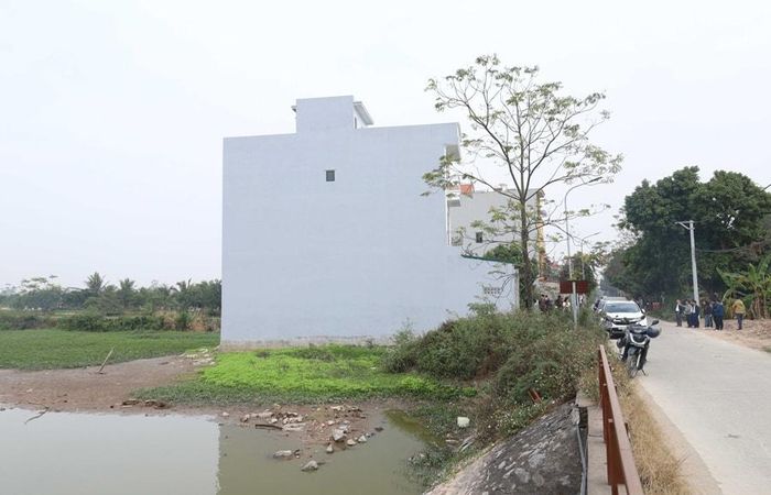 Công trình xây dựng trên lòng kênh Đào Xá (xã Phượng Dực) ảnh hưởng việc tiêu thoát nước. Ảnh: Kim Văn