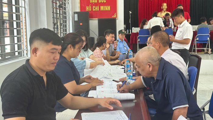 Người dân xã Thường Tín hoàn thiện thủ tục pháp lý trước khi nhận tiền bồi thường hỗ trợ GPMB Dự án Khu đô thị thể thao quốc tế Hà Nội. Ảnh: PV