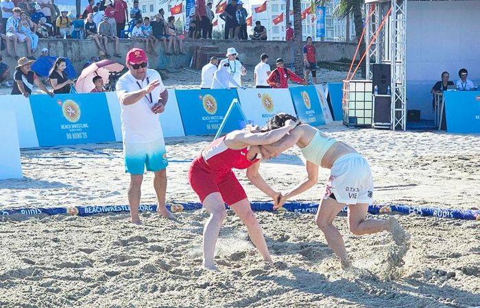 Các vận động viên thi đấu tại Giải vô địch Vật bãi biển thế giới năm 2026 ở Đà Nẵng. Ảnh: Ánh Dương