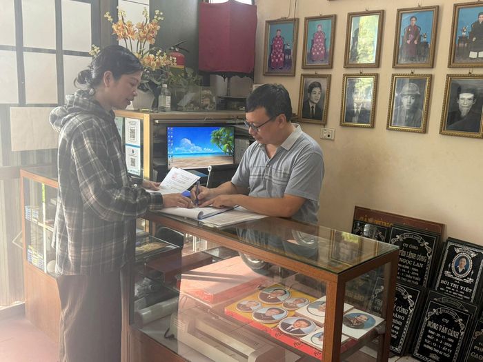 Các tổ công tác đi lấy ý kiến người dân tại thôn Lai Xá, xã Hoài Đức. Ảnh: VH