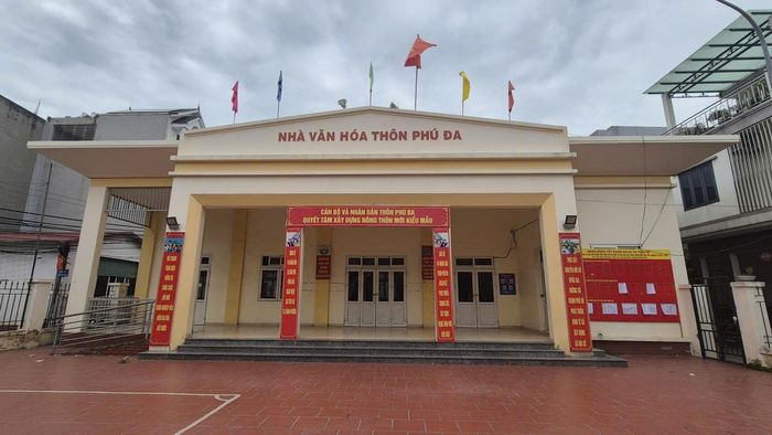 Thông tin về đề án sắp xếp thôn, tổ dân phố đã được niêm yết công khai tại Nhà văn hóa thôn Phú Đa, xã Hoài Đức. Ảnh: VH