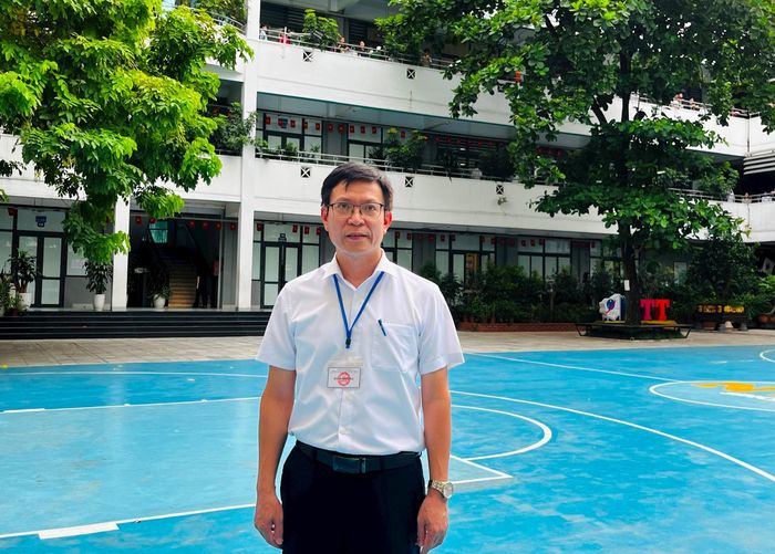 Thầy Lê Văn Cường, Phó Hiệu trưởng Trường THCS &amp; THPT Nguyễn Tất Thành chia sẻ về kỳ thi. Ảnh: Nam Du