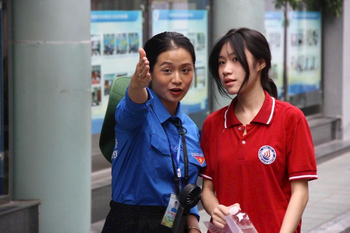 Tại mỗi điểm thi đều có lực lượng thanh niên tình nguyện ứng trực, chỉ dẫn cho thí sinh. Ảnh: ND