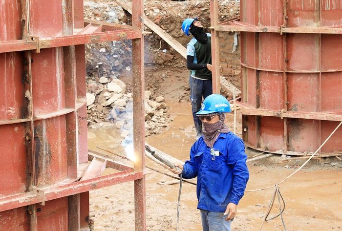 Công nhân hàn đấu nối ống hộp phục vụ thi công trụ cầu.