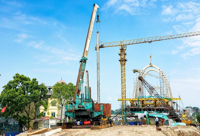 Ép cọc thủy lực đầu cầu thuộc địa bàn xã Phù Đổng.