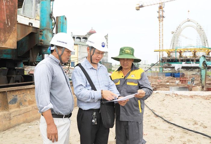 Anh Nguyễn Trung Kiên (giữa), Công ty cổ phần Cầu 14 cho hay: “Chúng tôi chia nhiều mũi triển khai các hạng mục công trình. Đơn vị đang bám sát tiến độ dự án”.
