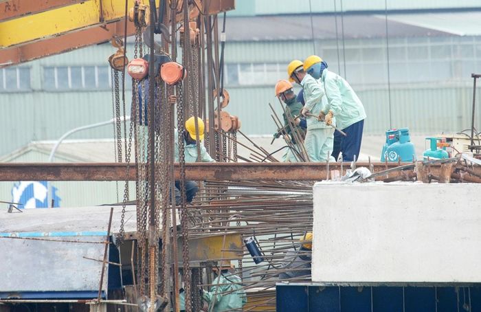 Các đốt dầm được thi công theo phương pháp đúc hẫng cân bằng đang từng bước vươn ra giữa sông để chuẩn bị hợp long nhịp chính.