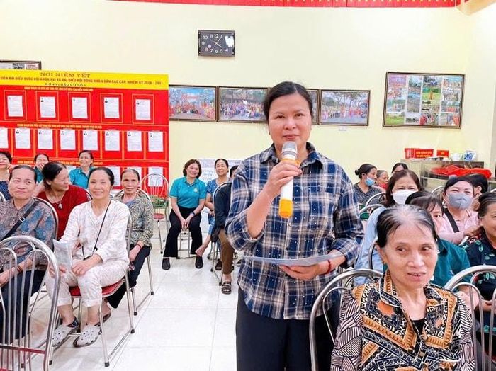 Đại biểu trao đổi và thảo luận tại buổi trợ giúp pháp lý cho người dân trên địa bàn phường Thanh Liệt. Ảnh: Đào Tuyết