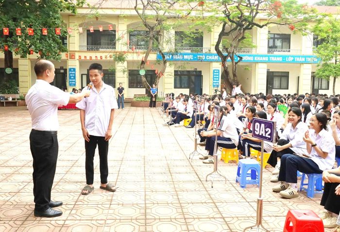Cán bộ Trung tâm Trợ giúp pháp lý nhà nước đưa ra câu hỏi cho các học sinh tại phiên tòa giả định được tổ chức tại Trường THCS Xuân Sơn, phường Tùng Thiện, TP Hà Nội. Ảnh: Thu Ngân